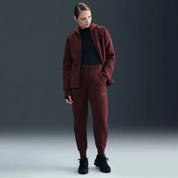 Nike Tech Women's Sportswear Fleece
Windrunner Full-Zip Hoodie - Picture 2 of 5